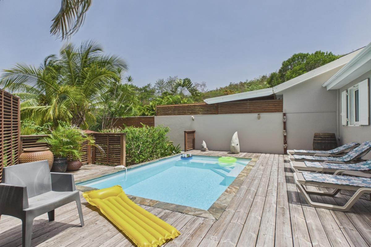 deck-piscine-transats-bains-soleil-1 